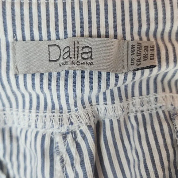 DALIA Size 16W Blue & White Seersucker Cotton Blend Pull On Stretch Crop Pants‎ - Picture 8 of 9